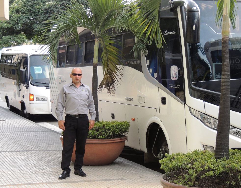 Conductores profesionales, responsables, capacitados y que cumplen con nuestros valores corporativos. Con la amabilidad, atención y respeto que el pasajero moderno demanda.